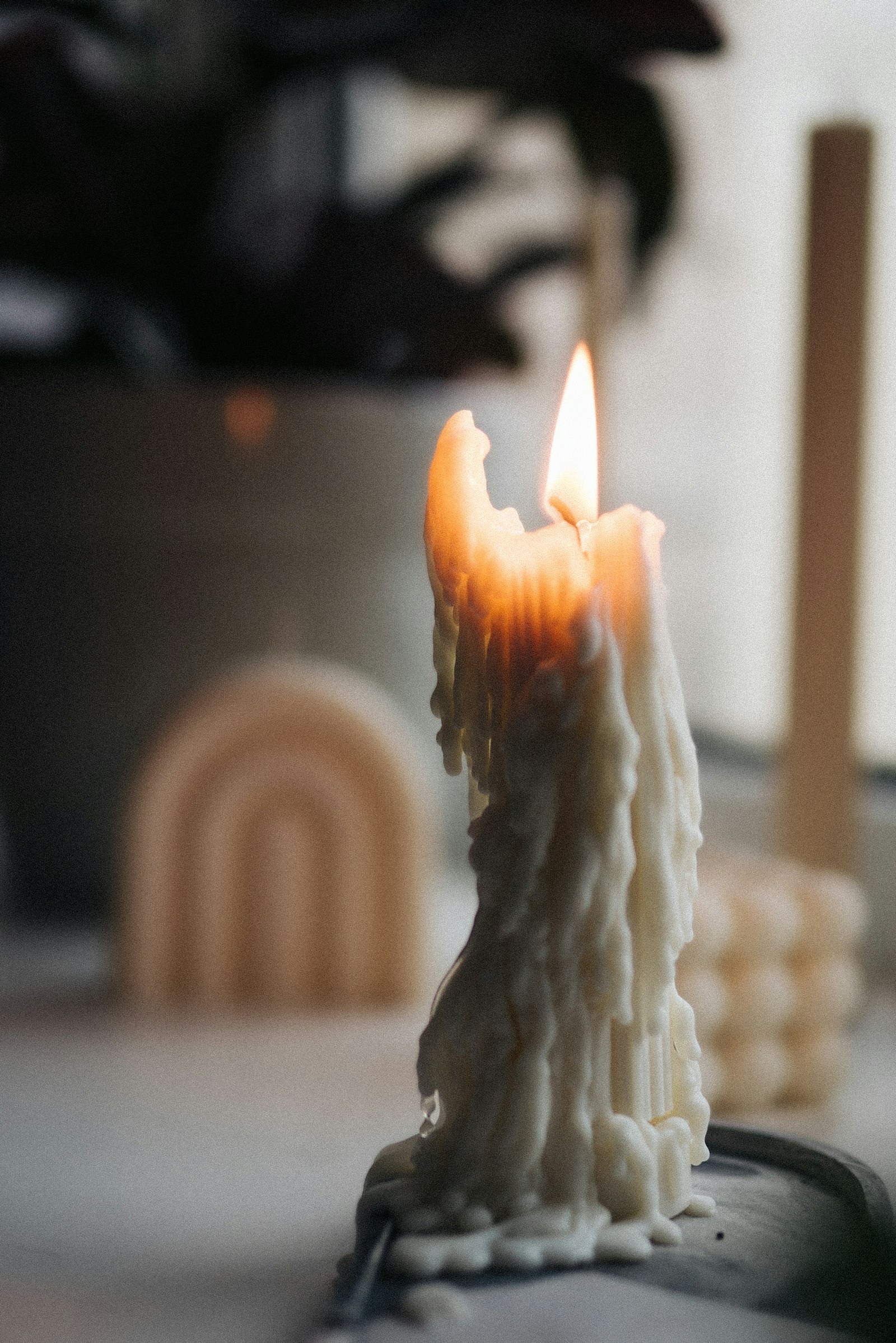 Inspiratie voor kaarsen maken met zacht licht en natuurlijke materialen