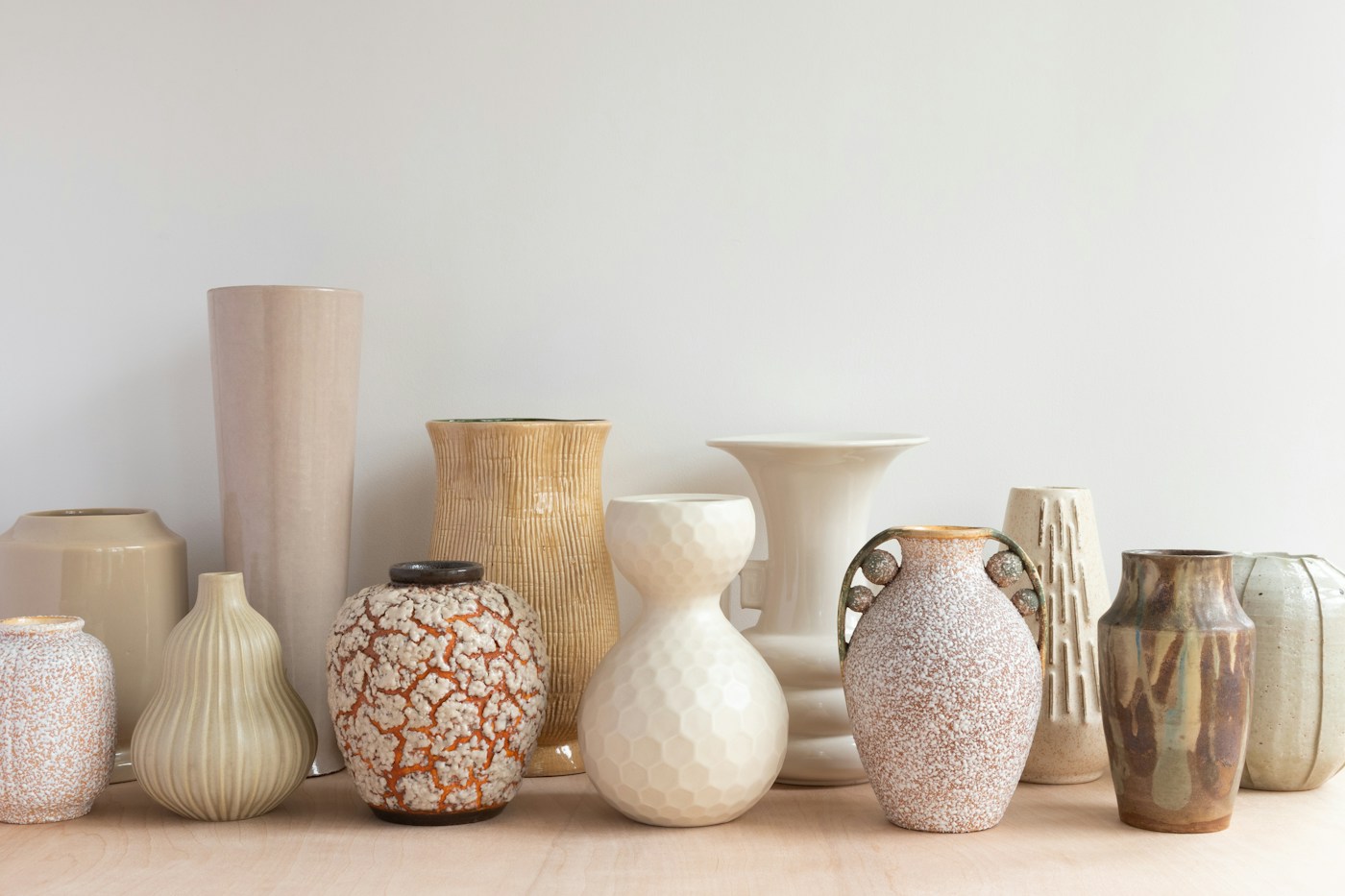 Natuurlijke structuren en keramieken woonaccessoires